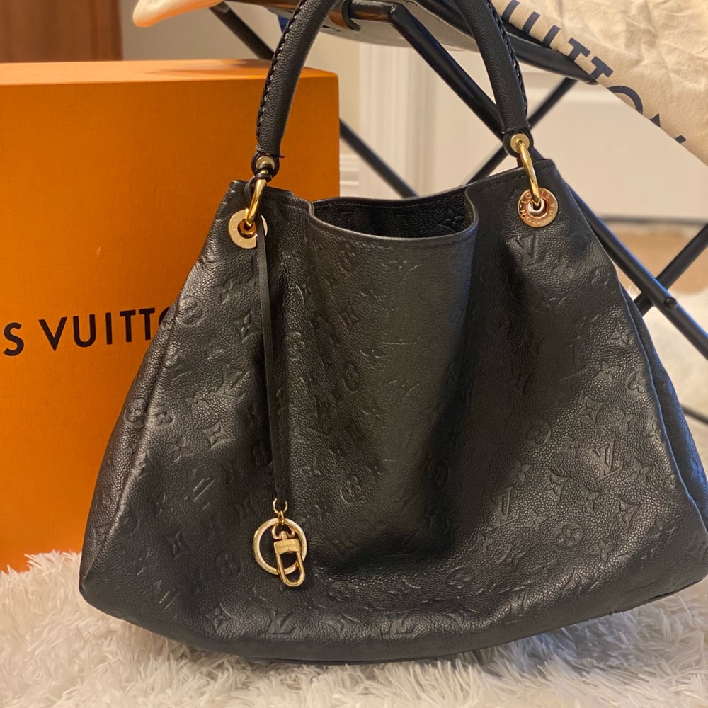 Louis Vuitton Artsy MM- Like New!